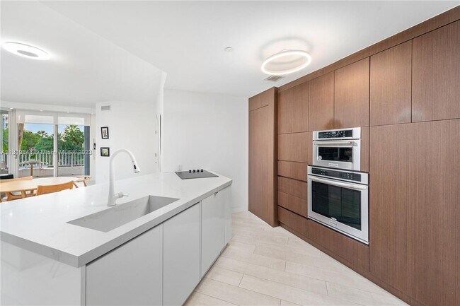 Building Photo - 715 Crandon Blvd