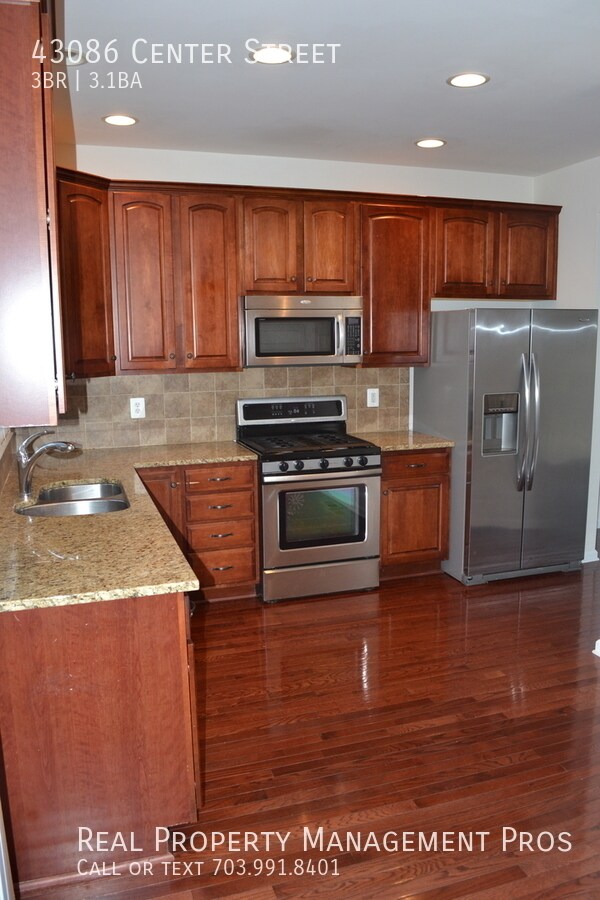 Building Photo - Beautiful 3 Bedroom 3.5 Bath Townhouse For...