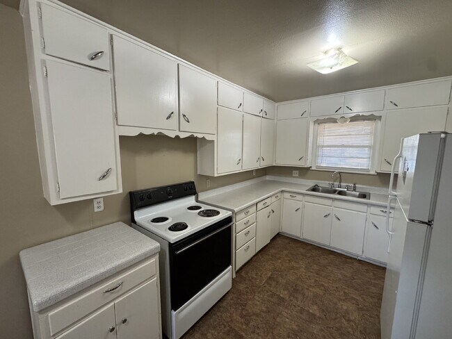 Building Photo - House Located Within Minutes Of Medical District & Elementary!
