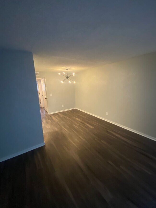 Building Photo - 2 Bedroom 1 Bathroom in High Hollows