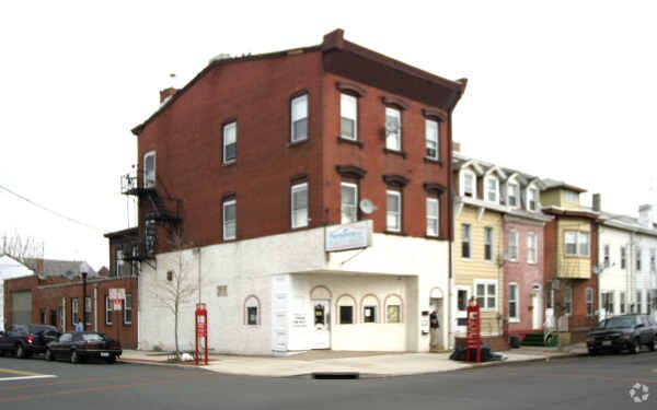 Building Photo - 900 S Clinton Ave
