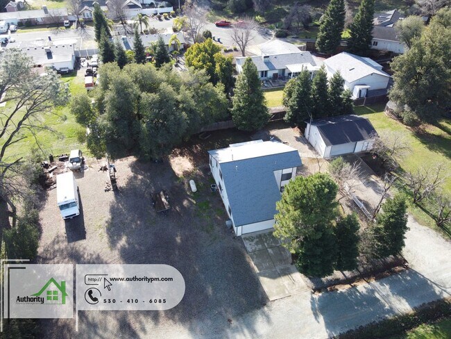 Foto del edificio - 1701 Victor Ave, Large Lot with a huge Sho...