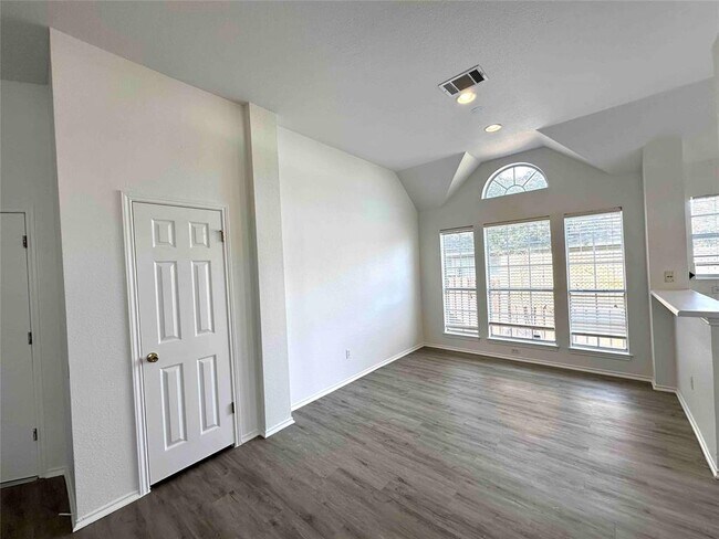 Foto del edificio - 1812 Twisted Oak Dr