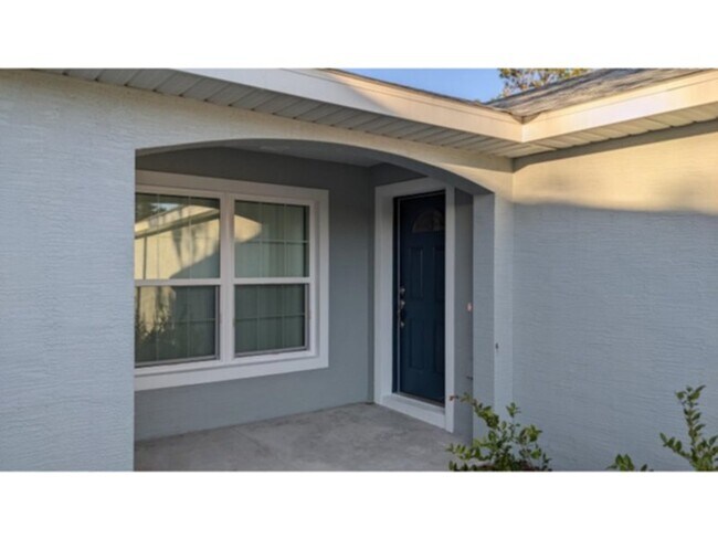Building Photo - Spacious 4 bedroom/2 bath/ 2 car garage Duplex. www.WeRentSunshine.com