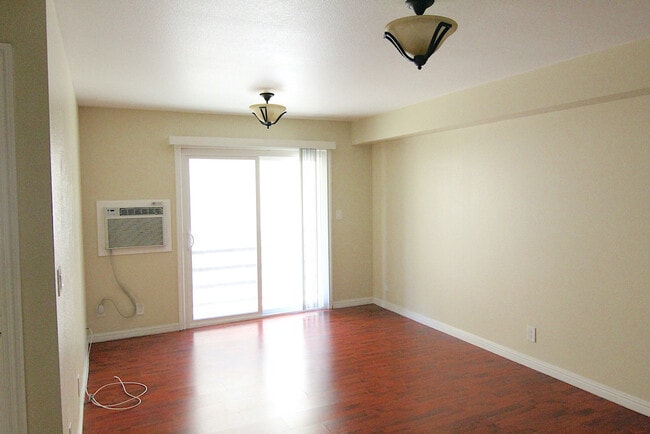 Building Photo - 504 S Normandie Ave