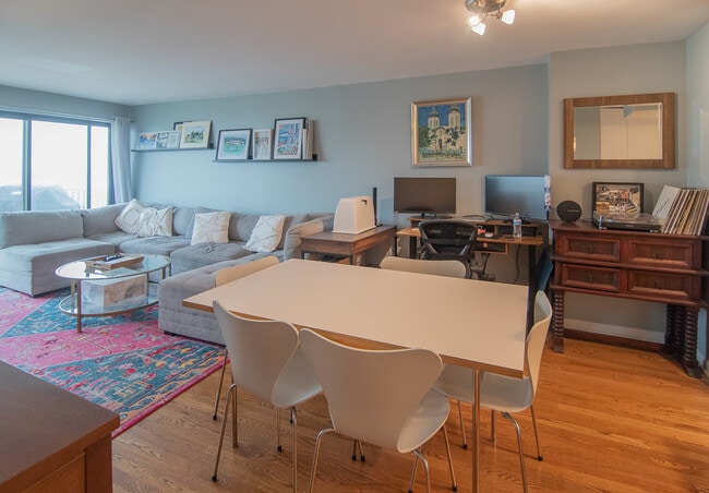 Building Photo - 2020 N Lincoln Park W