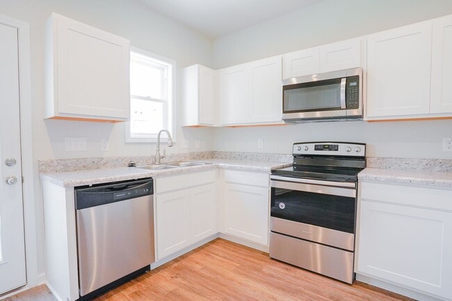 Building Photo - 2 Bedroom, 2.5 Bath Townhome in Clayton, NC