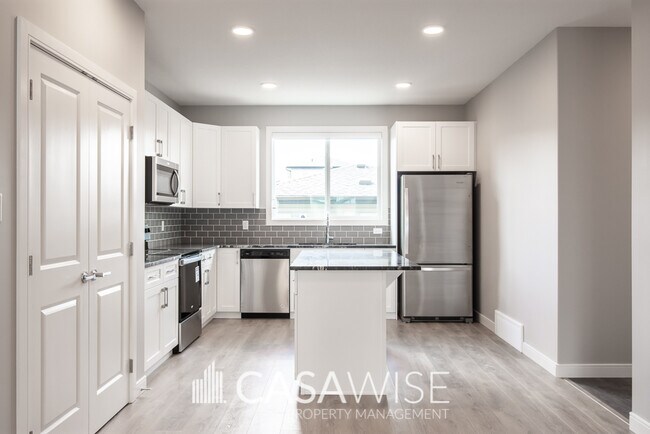 Building Photo - 556 Kleins Cres