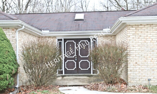 Building Photo - 3 bedroom, 2 bath house with 2 car garage ...