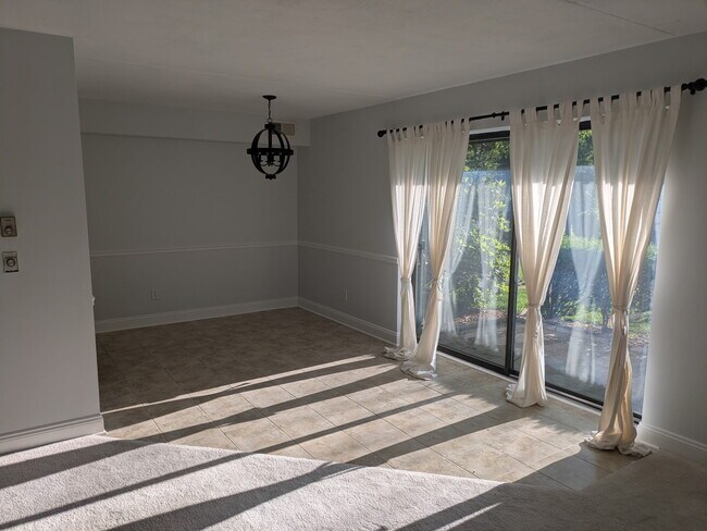 Foto del edificio - 1015 Forest Green Dr