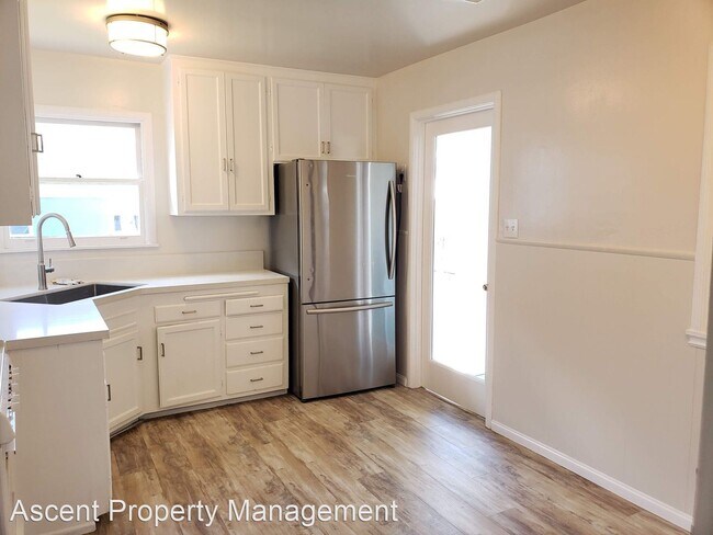 Building Photo - 3 br, 1 bath House - 266 G Ave.
