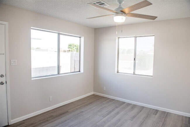 Building Photo - 11520 S Phoenix Dr