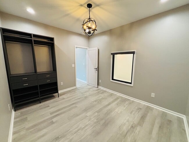 Building Photo - *Re Rental available 9/1/26* 1 Bedroom 1 Bath Apartment  **Newly Renovated Summer 2023**