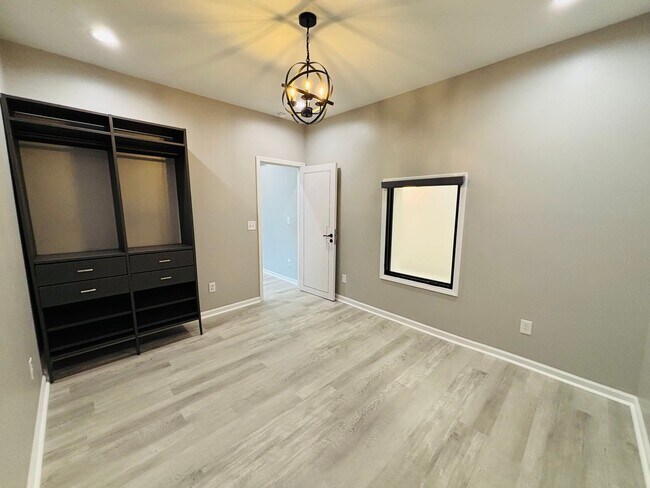 Foto del edificio - *Re Rental available 9/1/26* 1 Bedroom 1 Bath Apartment  **Newly Renovated Summer 2023**