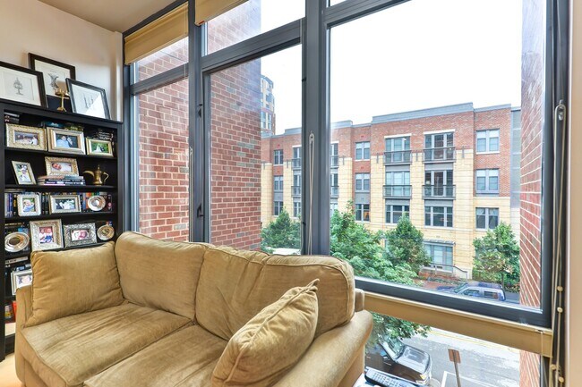 Foto del edificio - Gorgeous Light Filled 1Br Blocks to King St Metro