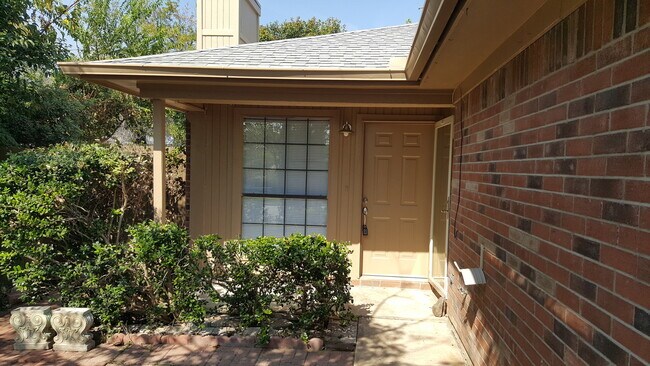 Foto del edificio - One Side of Duplex is Waiting for You- 2 Bed- 2 Bath- Lake Worth on Cul De Sac- 76135