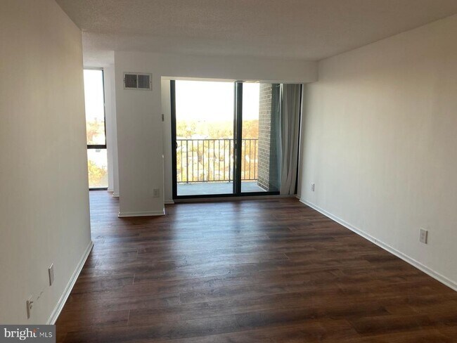 Building Photo - 2311 Pimmit Dr