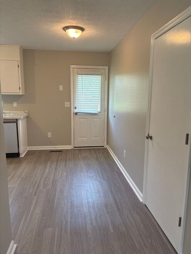 Building Photo - Freshly Renovated Duplex in Manchester!