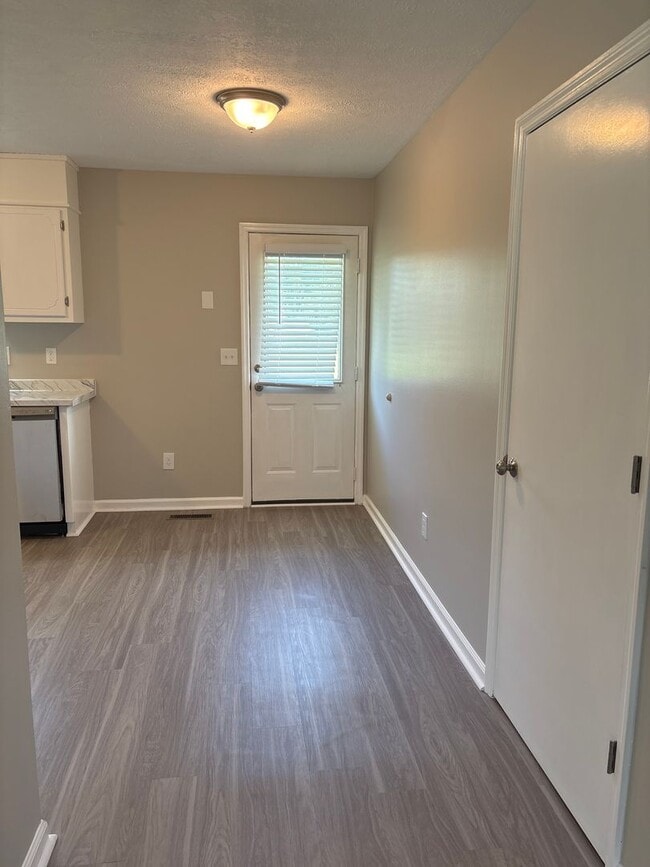 Building Photo - Spacious & Freshly Renovated Duplex in Man...