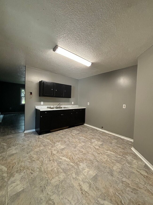 Building Photo - Remodeled 2 bedroom 1 bath duplex
