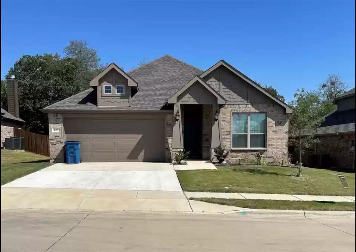 Foto principal - Available July 1, 2025. 3 Bedroom 2 Bath Home
