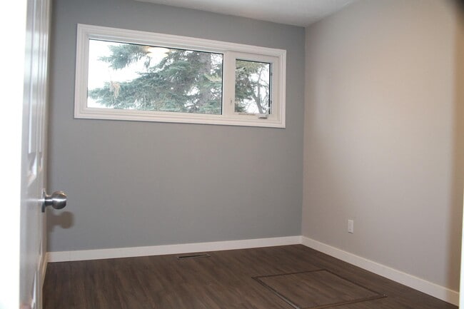 Photo du bâtiment - 13528-13139 139 St NW