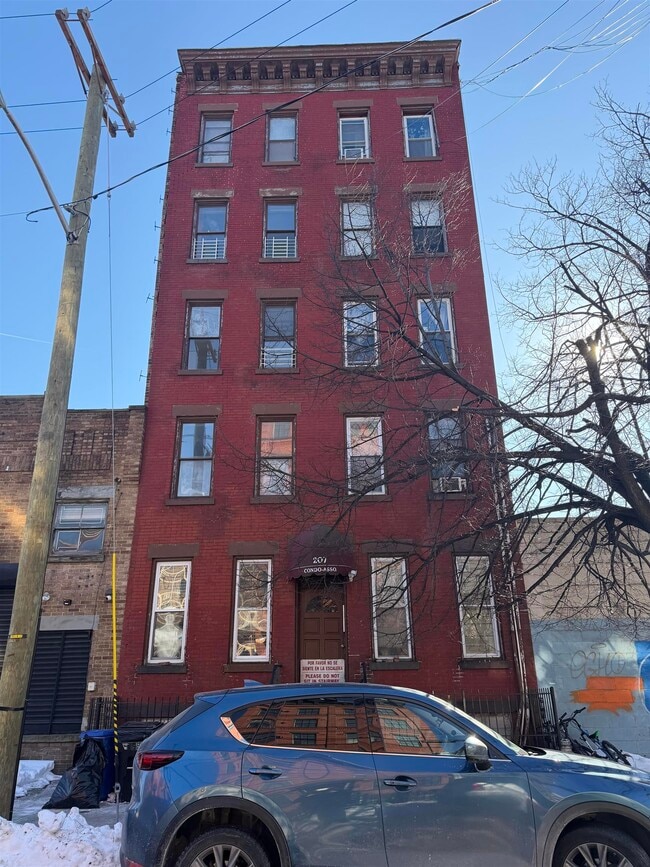 Building Photo - 207 15th St