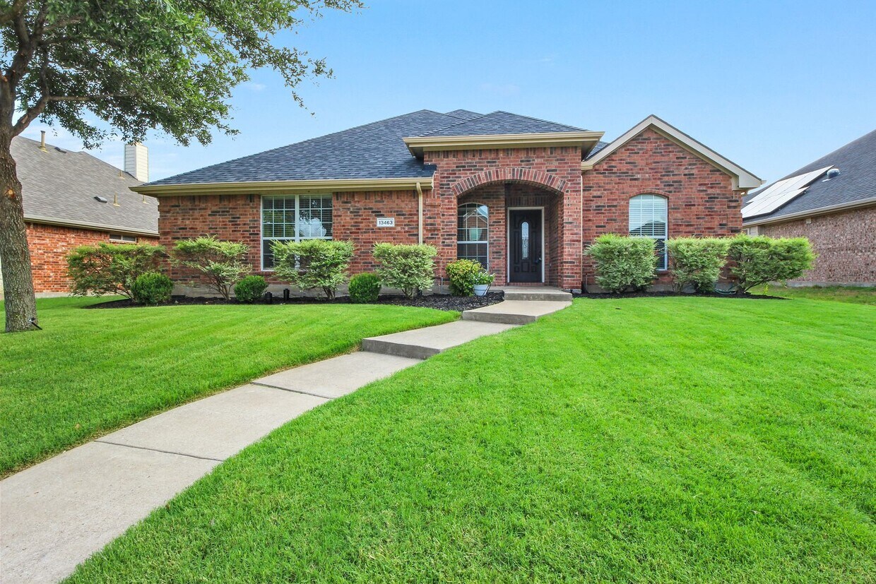 Foto principal - Stunning 4 bed/4 bath home in Frisco ISD!