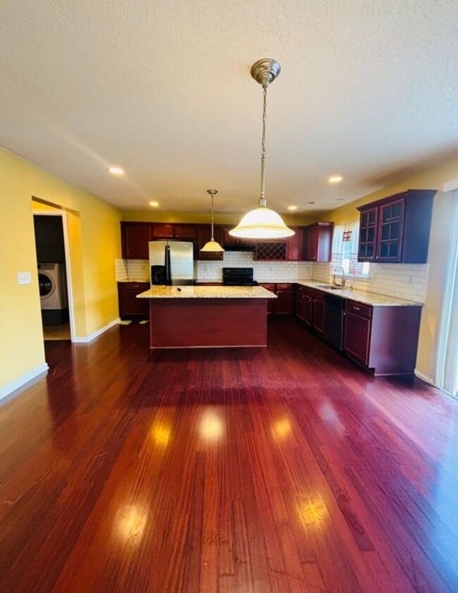 Foto del edificio - SPECIAL!!!!!$500 OFF SECOND MONTHS RENT!!!!!! 5BR 2.5BA w/ Fenced Yard • Loft in Raleigh