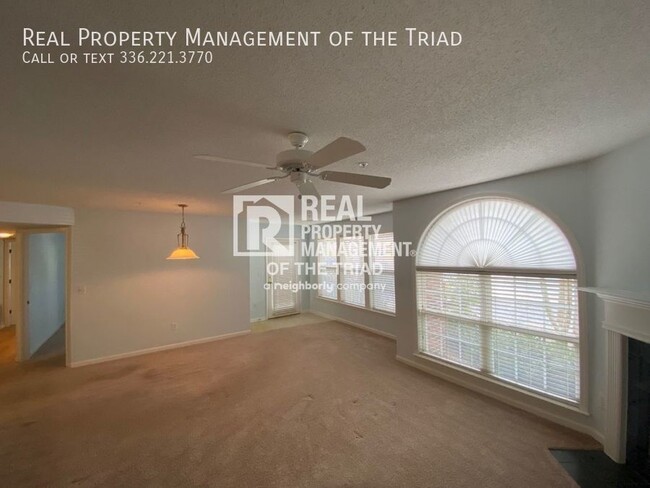 Building Photo - Ground Level 2 Bed / 2 Bath Condo Near Wen...