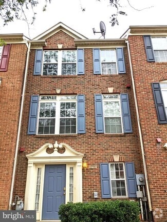 Building Photo - 2752 Manhattan Pl