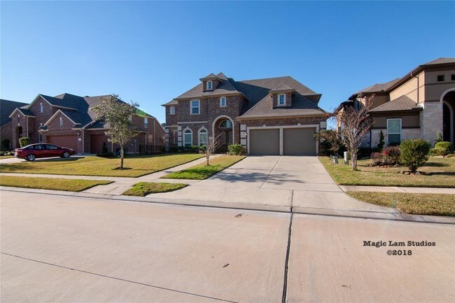 Building Photo - 25810 Oakwood Knoll Dr