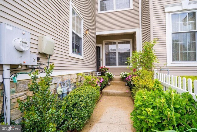 Foto del edificio - 704 Dahlia Cir