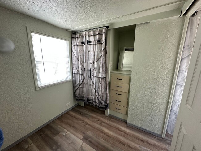 Building Photo - 2 bedroom 1 bath in park
