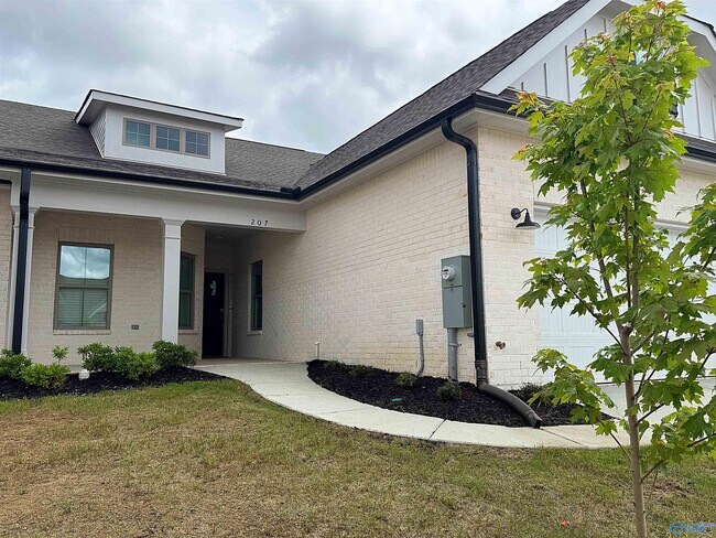 Building Photo - 207 Osceola Cir