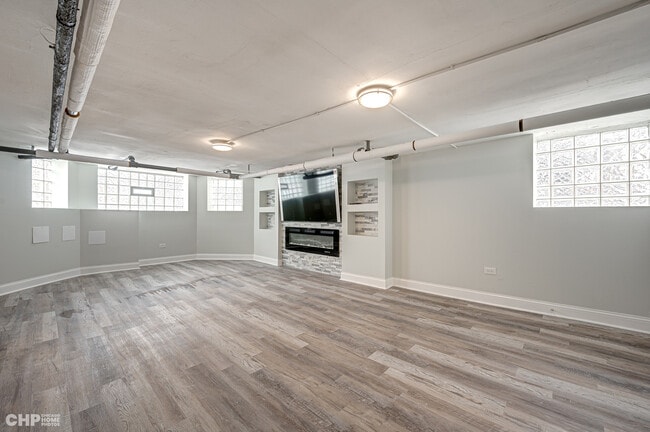 Building Photo - 2740 W 73rd St