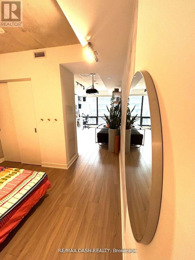 Building Photo - 458 Richmond St W