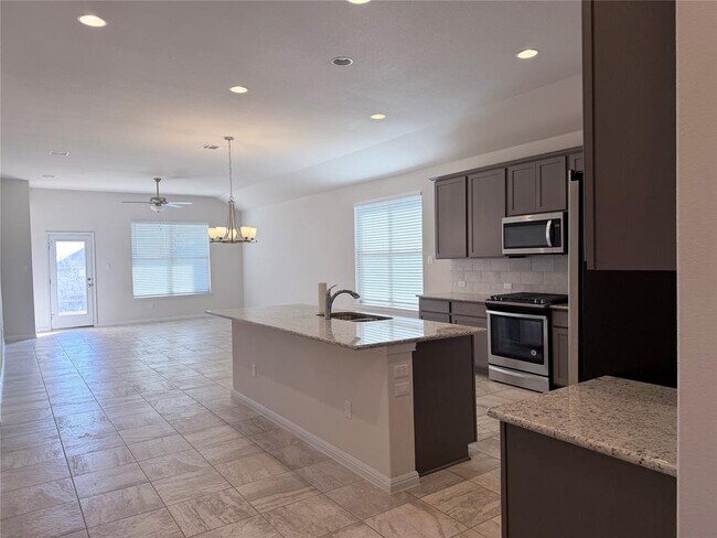 Building Photo - 605 Elm Green St