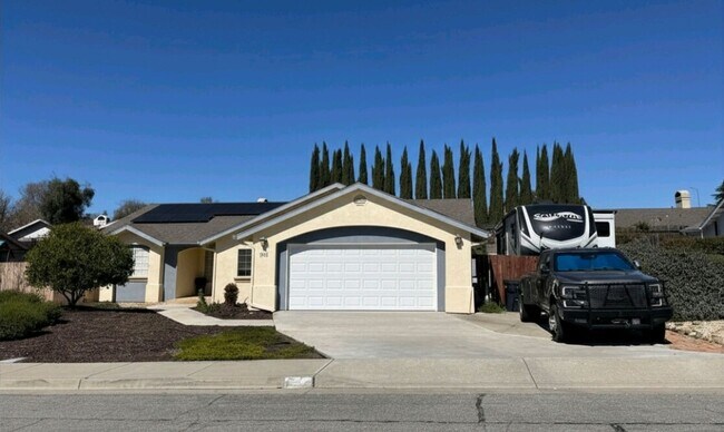 Building Photo - 3 bedroom 2 bath home with bonus room close to schools and shopping. Rv and or boat parking.