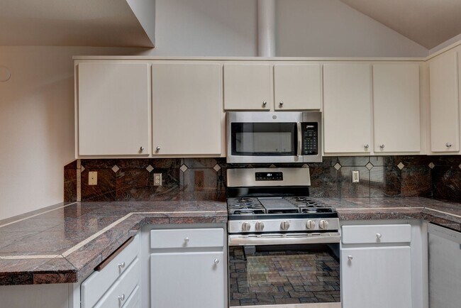 Foto del edificio - 3 Bedroom, 2 Bath Spacious Townhome with F...