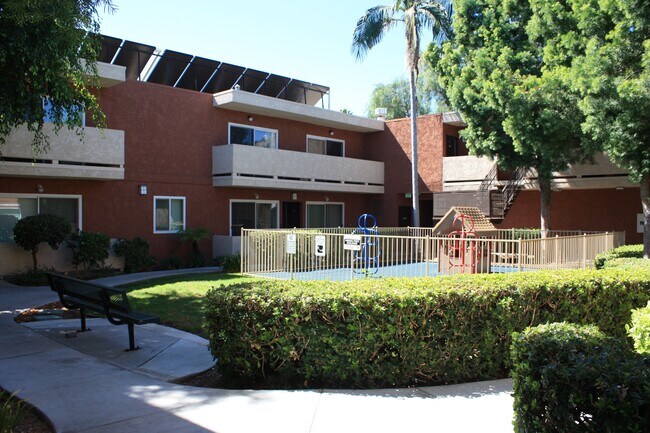 Foto del edificio - 8025 Reseda Blvd