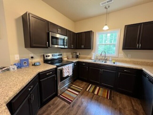 Building Photo - 3 bedroom 2 bathroom townhome in quiet neighborhood