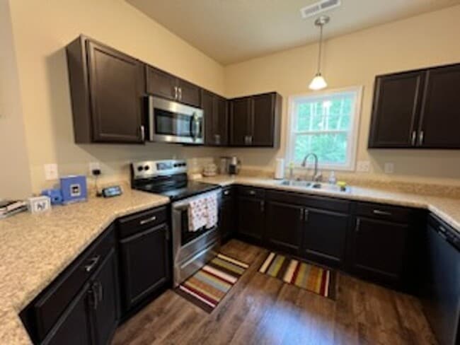 Foto del edificio - 3 bedroom 2 bathroom townhome in quiet neighborhood