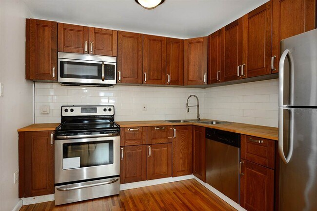 Building Photo - 206 BEACON Ave