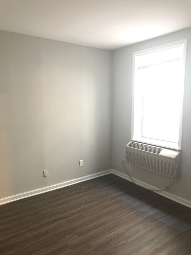 Building Photo - Lovely Renovated 1 Bed 1 Bath Unit in conv...
