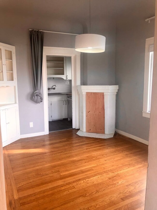 Building Photo - Sunny one bedroom house surrounded by lush...