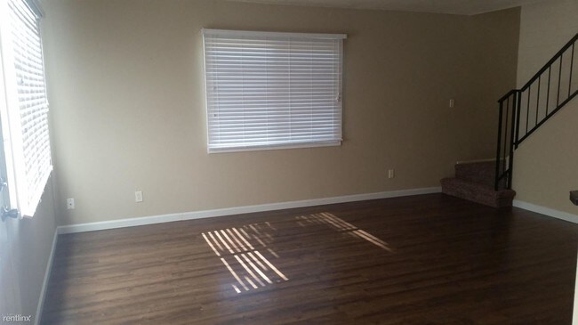 Building Photo - 2 br, 1 bath Townhome - 4100 N 81st St