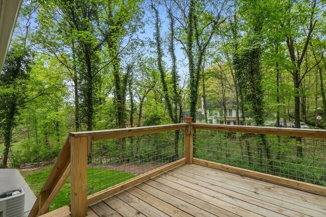 Building Photo - Beautiful 5 bedroom 3 bath house with bonu...