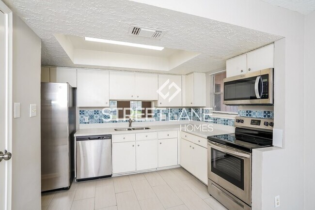 Building Photo - REDUCED! - NOW OFFERING ½ MONTH FREE OFF F...