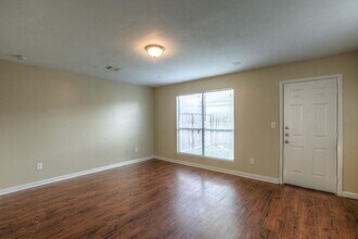 Building Photo - 10610 Pine Landing Dr